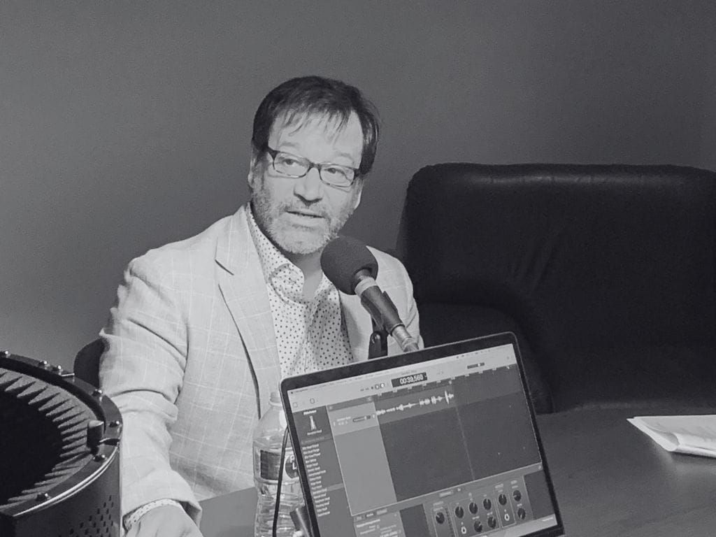 Marc Boulanger au micro pour enregistrer un balado avec Stéphane Gasse.