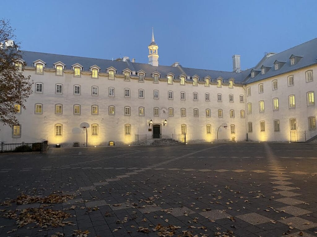 Cours d'école éclairée la nuit